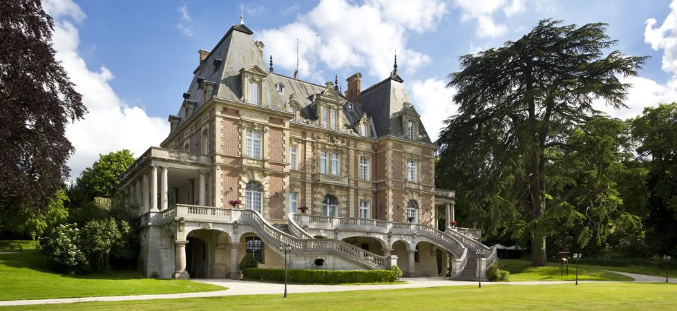 Chateau Bee - We love the sheer elegance of Chateau de Bourron, with its  moats, large gardens, opulent rooms and rich features. Located near Paris  in the Fontainebleau area, it is a